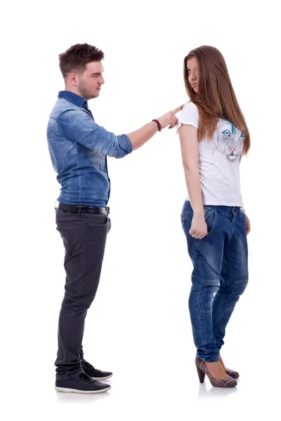 Jonge man pokeing zijn vriendin — Stockfoto