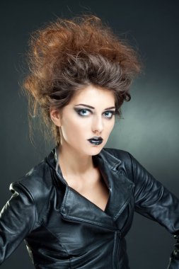 siyah deri ceketli seksi kadın