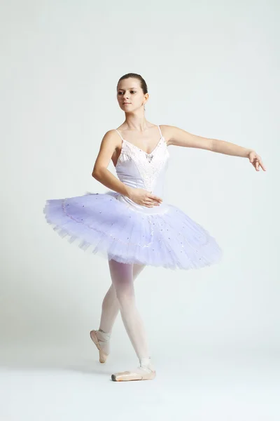 Piękna baletnica praktykujących — Zdjęcie stockowe