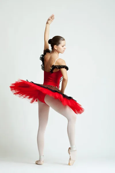 Jeune et belle danseuse de ballet posant — Photo