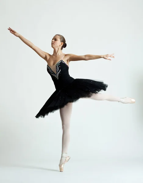 Beautiful ballet dancer jumping — Stock Photo, Image