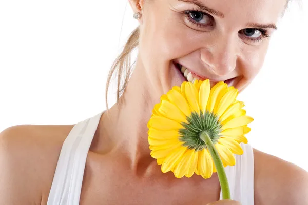 Mujer oliendo una flor amarilla — Foto de Stock