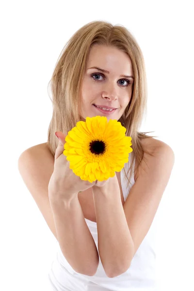 Mujer joven y bonita sosteniendo una flor — Foto de Stock