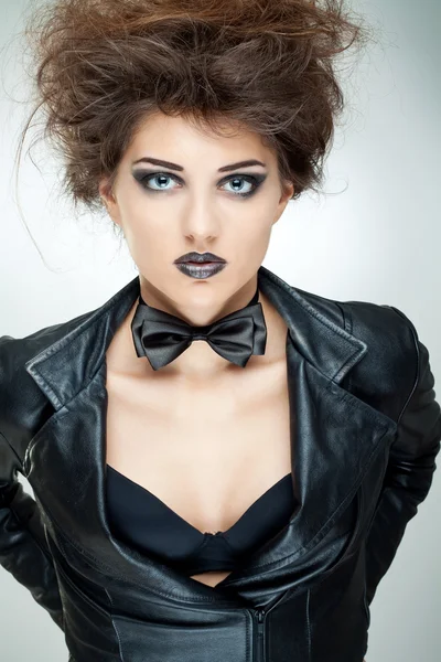 Modelo de moda em jaqueta de couro preto — Fotografia de Stock