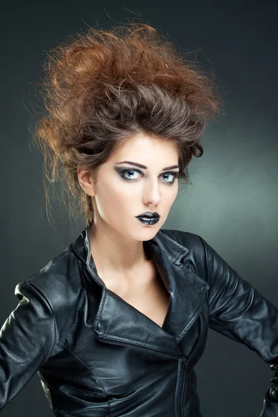 Donna sexy in giacca di pelle nera — Foto Stock