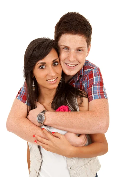 Молодая счастливая пара обнимает — стоковое фото