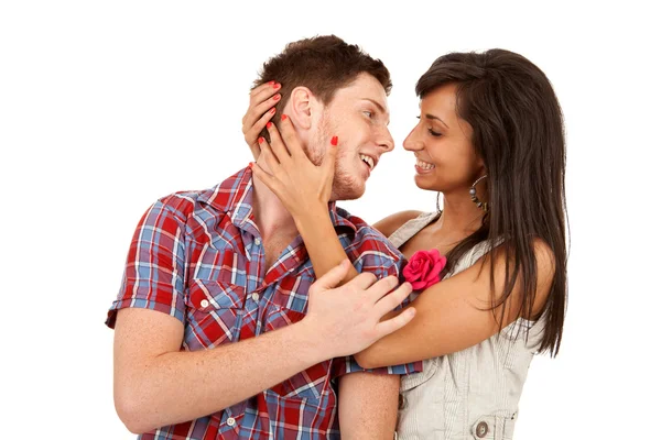 Couple souriant tout en embrassant — Photo