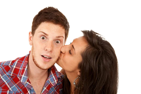 Mulher beija seu namorado na bochecha — Fotografia de Stock