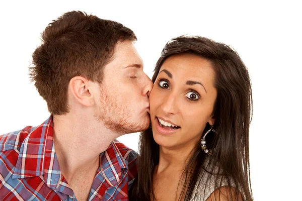 女性は彼女のボーイ フレンドの頬にキスします。 — ストック写真