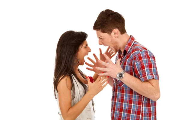 Jovem casal gritando uns com os outros — Fotografia de Stock