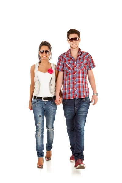 Giovane coppia felice a piedi — Foto Stock