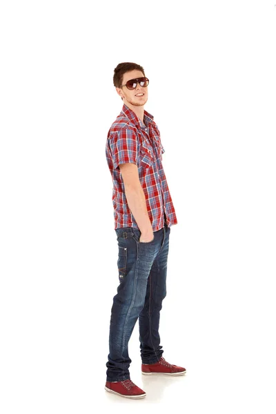 Casual genç adamın elleri ceplerinde duran — Stok fotoğraf