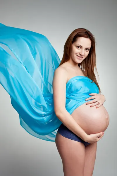 Счастливая улыбающаяся беременная женщина — стоковое фото