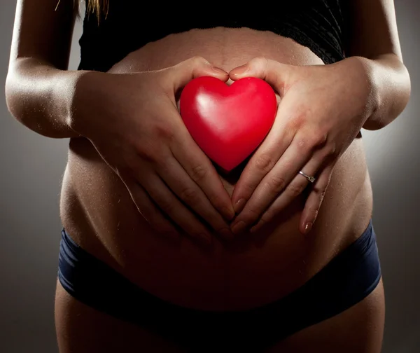 Hamile bir kadının karnı. — Stok fotoğraf