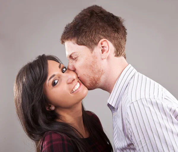 Man kissing a young woman — Stock Photo, Image