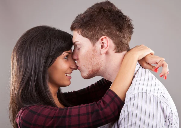 Мужчина целует женщину — стоковое фото
