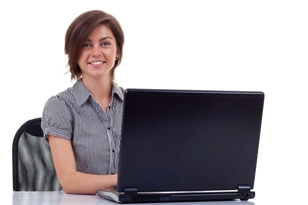 Ділова жінка, що працює з ноутбуком — стокове фото