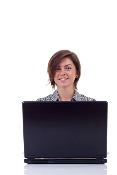 Sonriente joven mujer de negocios utilizando el ordenador portátil Imágenes de stock libres de derechos