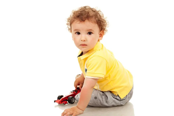 Kleine jongen plaing met een speelgoedauto — Stockfoto