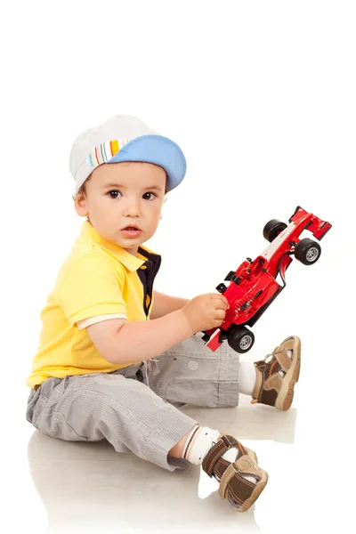 Мальчик играет со своей игрушечной машиной — стоковое фото