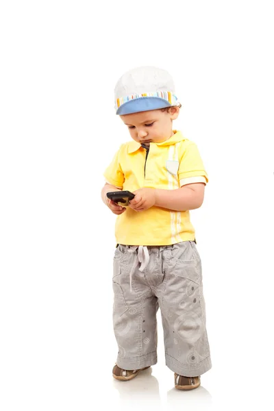 Мальчик играет с мобильным телефоном — стоковое фото