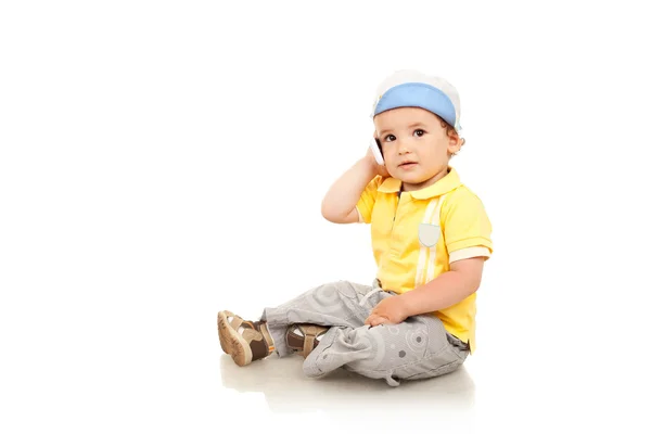 Kleine jongen praten op de mobiele telefoon — Stockfoto