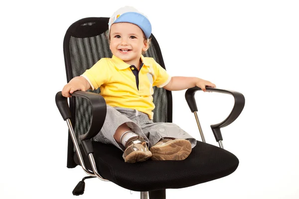 Menino sentado em uma cadeira de negócios — Fotografia de Stock