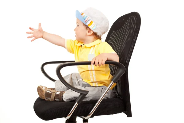 Menino sentado em uma cadeira — Fotografia de Stock