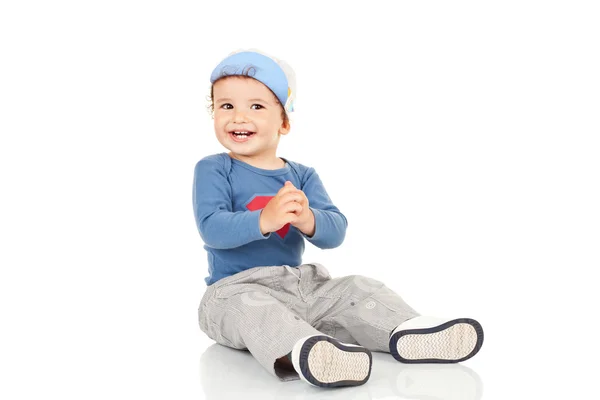 Lachende kleine jongen zitten — Stockfoto