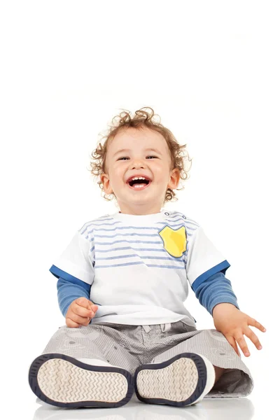 Мальчик сидит и смеется — стоковое фото