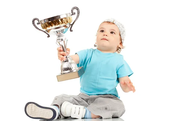 Malý chlapec drží pohár vítězů — Stock fotografie