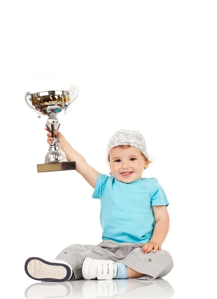 Liten pojke håller en vinnare cup — 图库照片