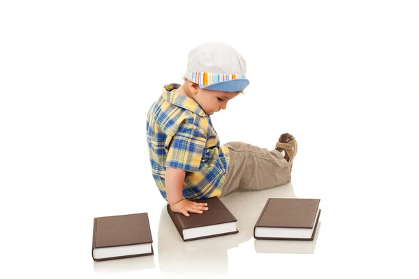 Мальчик играет с книгами — стоковое фото