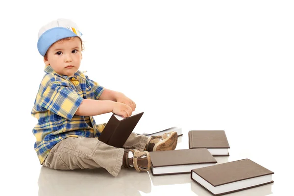 Мальчик играет с книжками — стоковое фото