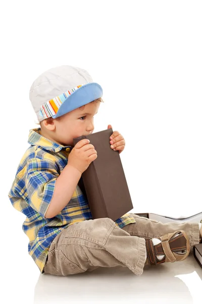 Мальчик сидит и держит книгу — стоковое фото