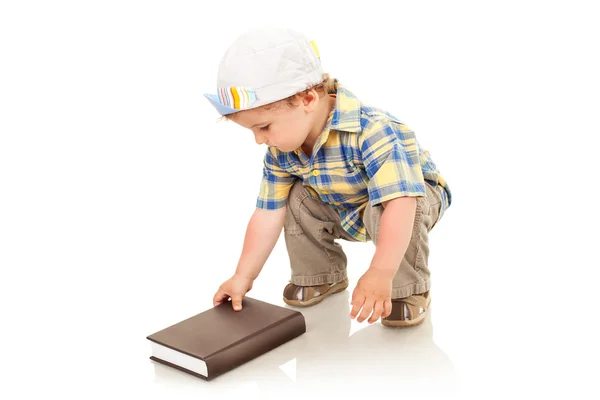Мальчик открывает книгу — стоковое фото