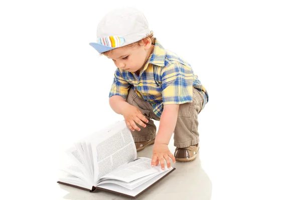 Маленький мальчик читает книгу — стоковое фото