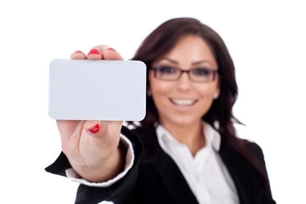 Empresária apresentando seu cartão de visita — Fotografia de Stock