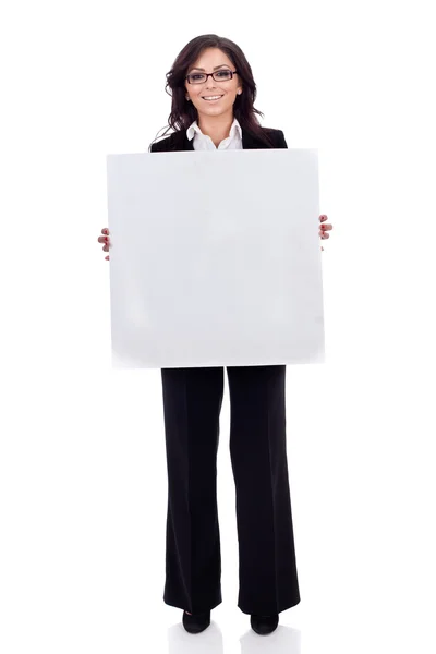 Mulher de negócios segurando uma placa branca em branco — Fotografia de Stock