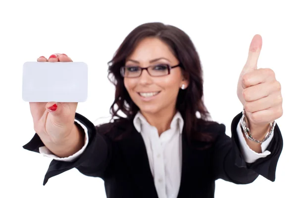 Деловая женщина держит чистую визитку, показывая большие пальцы вверх — стоковое фото