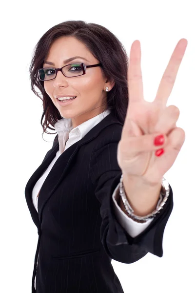 Красивая деловая женщина показывает знак победы — стоковое фото