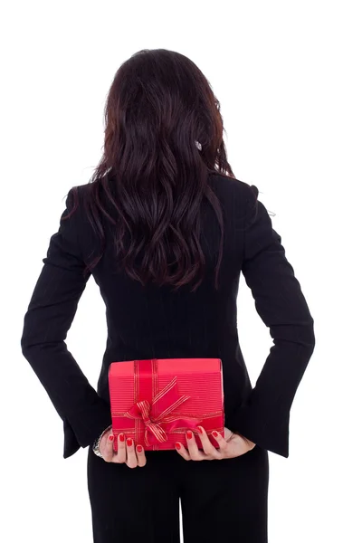 Empresaria sosteniendo un regalo en su espalda —  Fotos de Stock