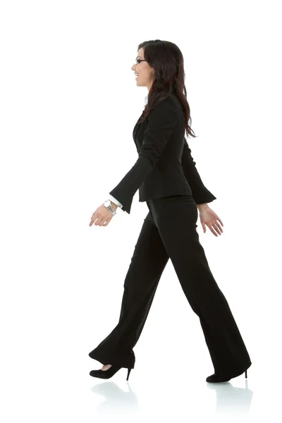 Jovem mulher de negócios está andando — Fotografia de Stock