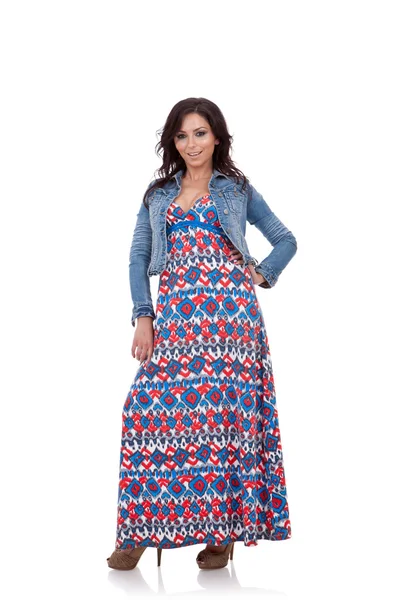 Vrouw in een jurk en hoge hakken — Stockfoto