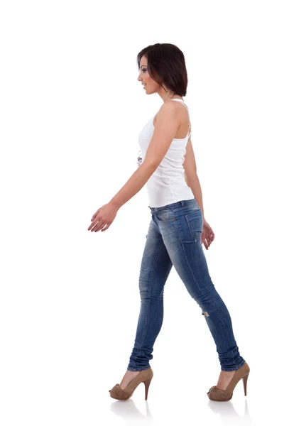 Κοπέλα φορώντας πουκάμισο και τζιν περπάτημα — Φωτογραφία Αρχείου