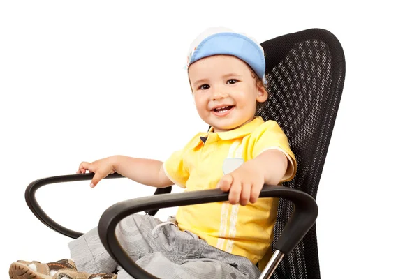 Niño sentado en una silla negra Imagen de archivo