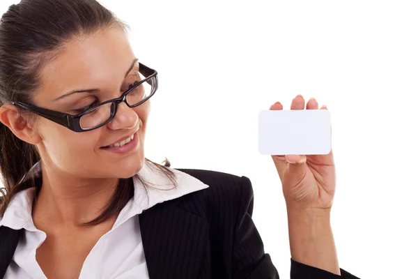 Γυναίκα των επιχειρήσεων παρουσιάζει την επαγγελματική κάρτα — Φωτογραφία Αρχείου