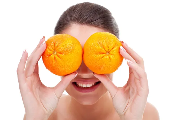Mulher com laranjas nas mãos — Fotografia de Stock
