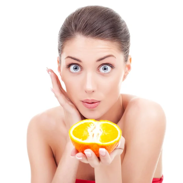 Mujer asombrada sosteniendo una naranja — Foto de Stock