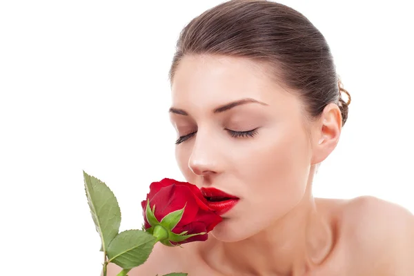 Mulher segurando e cheirando rosa vermelha — Fotografia de Stock